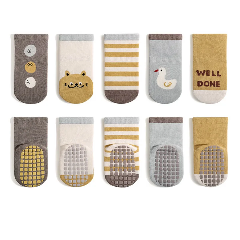Calcetines con diseños infantiles variados para otoño invierno