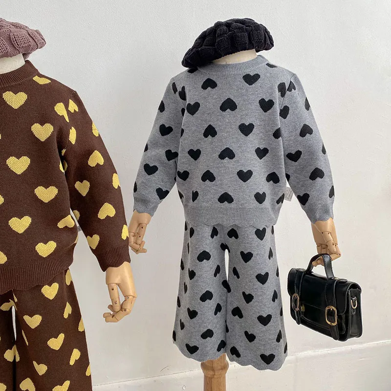 Conjunto de punto para niña de primavera con corazón, suéter y pantalón - imagen 2