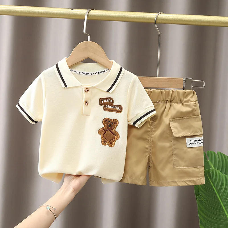 Detalle de la camiseta y los pantalones cortos