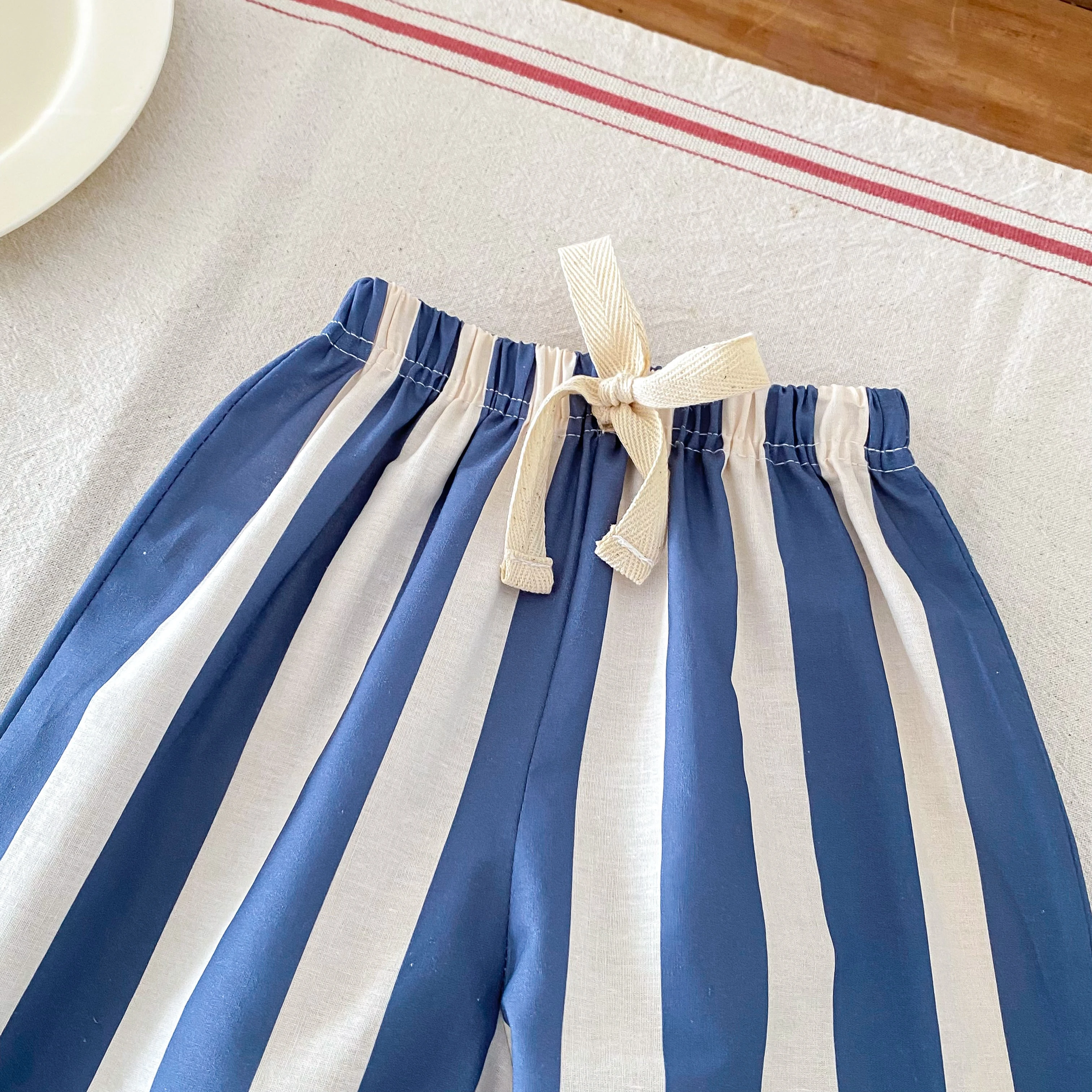 Detalle de estilo y caída del pantalón