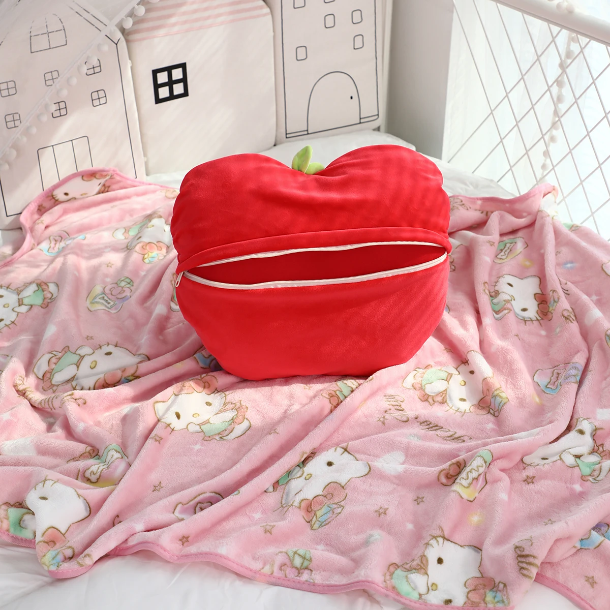 Detalle frontal del peluche Hello Kitty