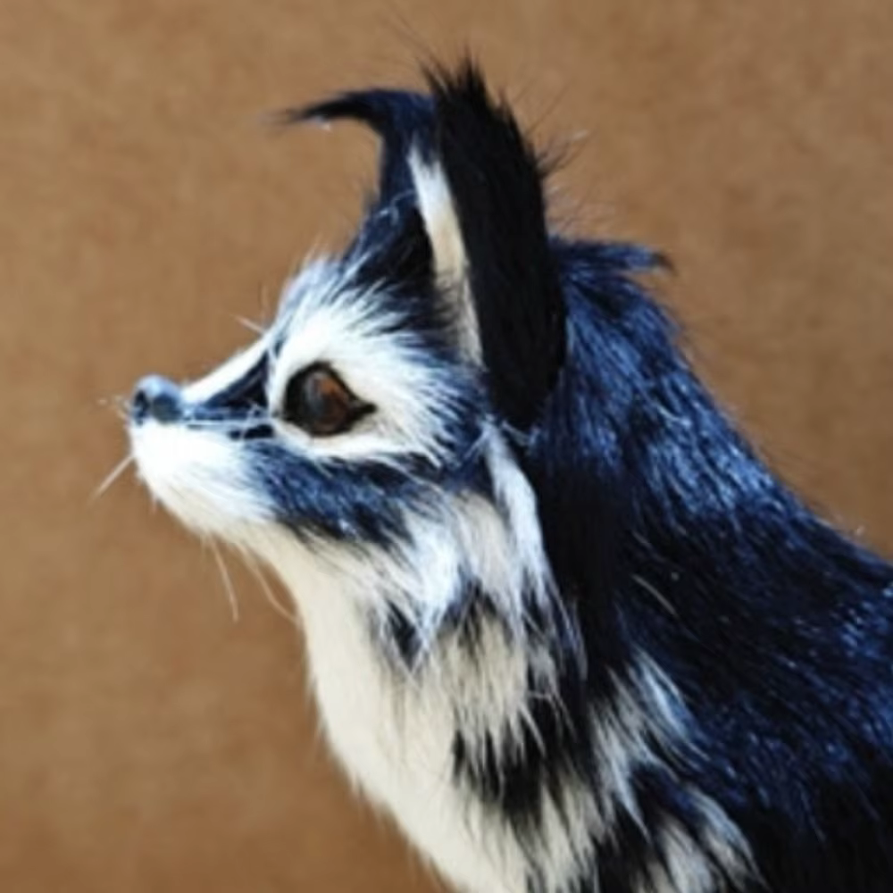 Peluche de lobo en postura de pie