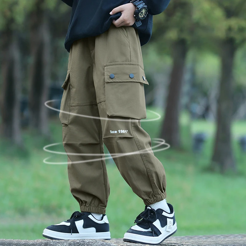 Pantalones BOTEZAI doblados y detalle