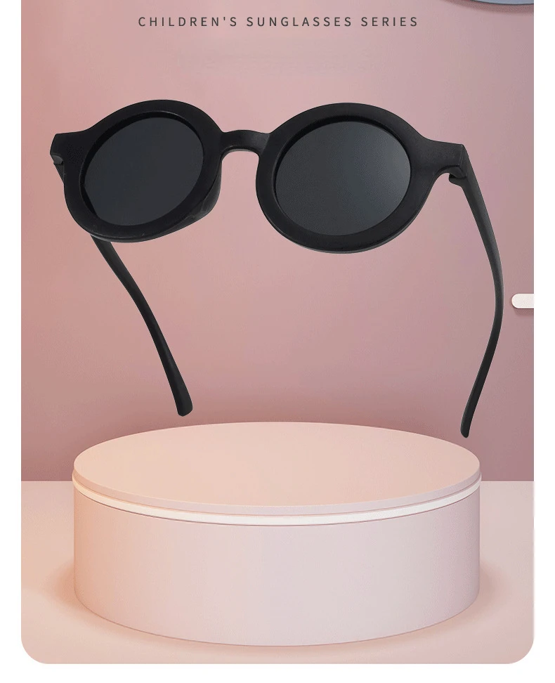 Gafas de sol redondas para niño en exterior