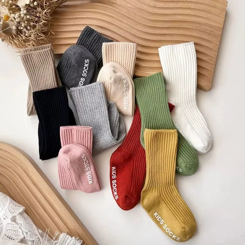 Calcetines para bebe rayados de algodon con suelas antideslizantes - imagen 2