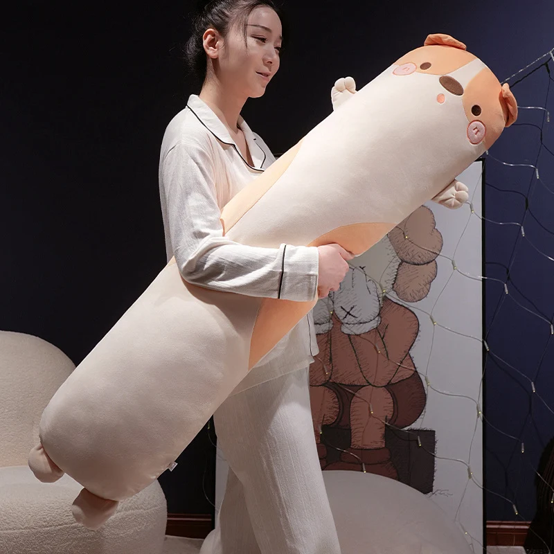 Perro posicionado cómodamente sobre la almohada larga