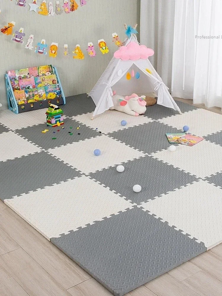 Zona de juegos completa con la alfombra de juego entrelazada montada