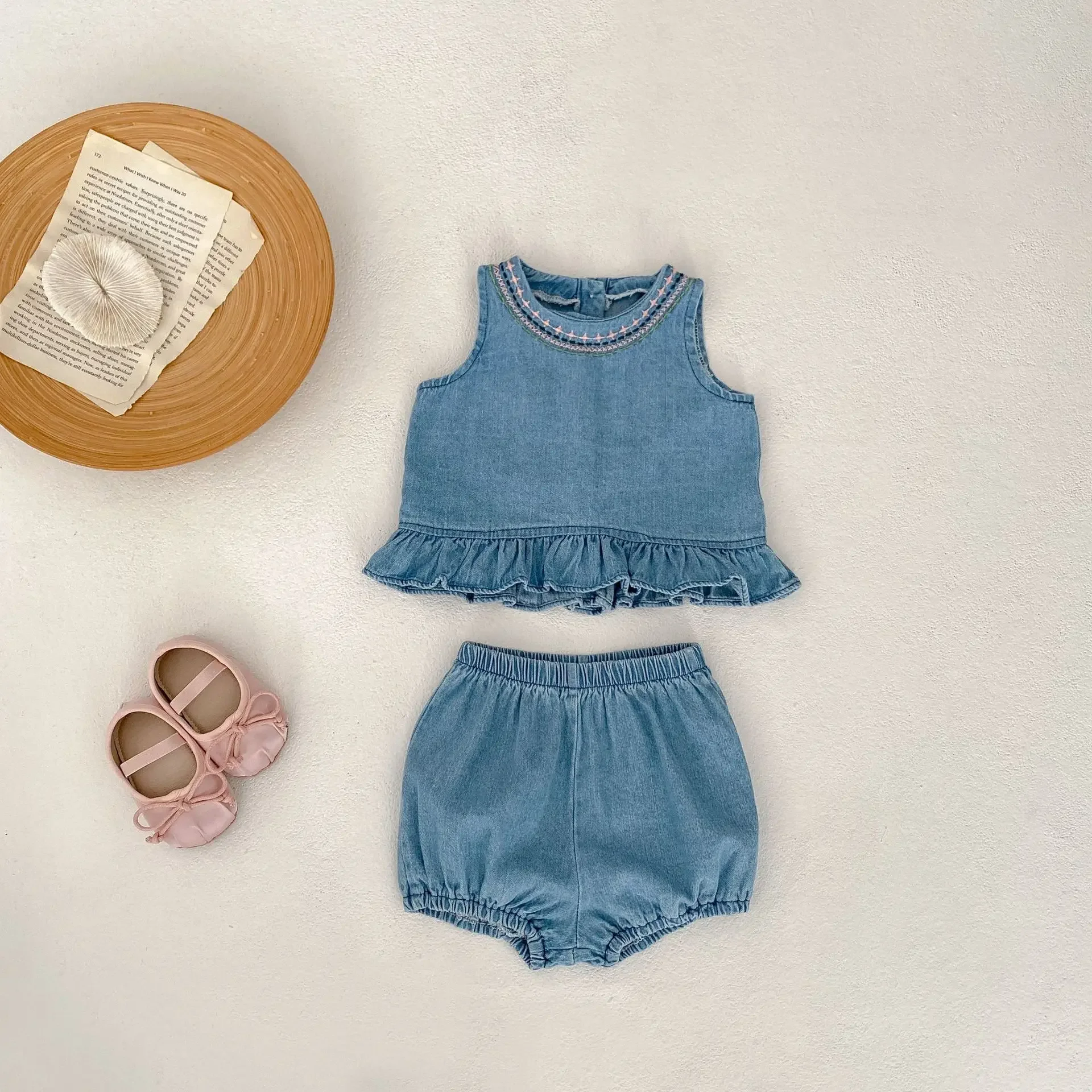 Conjunto vaquero bordado para niña con top sin mangas y bombachos