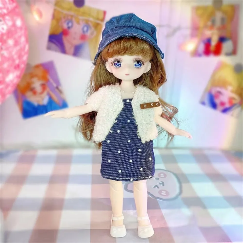 Muñeca articulada con ropa y articulaciones removibles