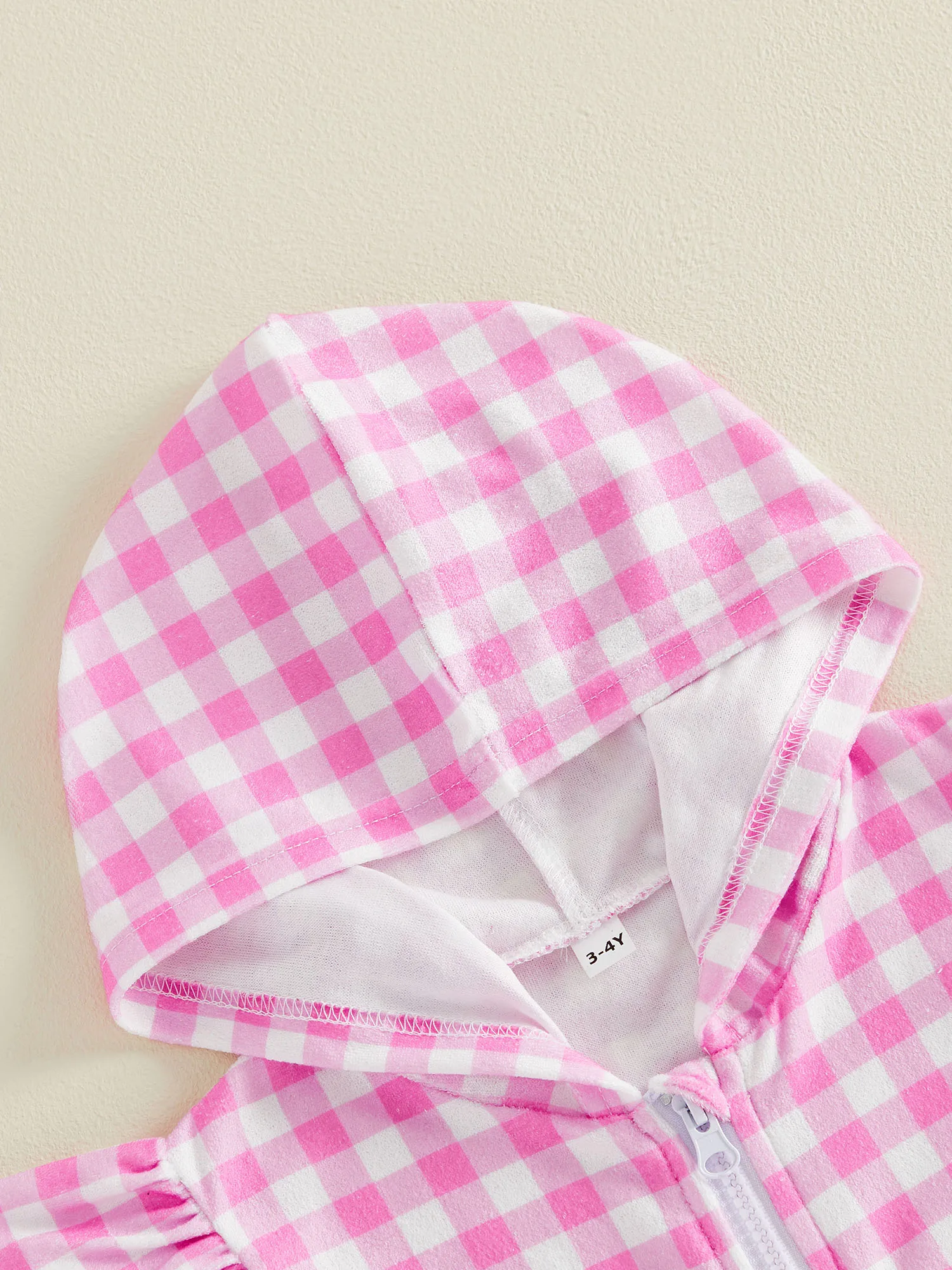 Detalle de mangas con volantes y estampado a cuadros