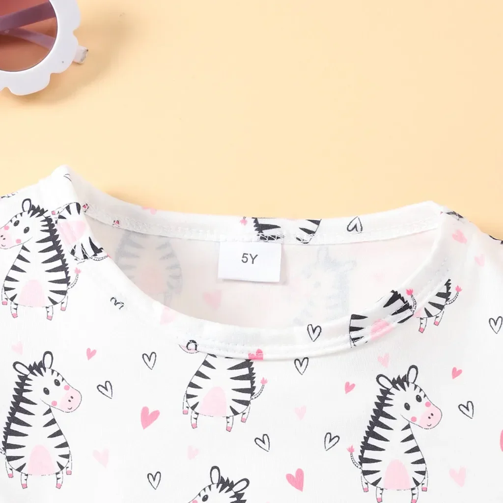 Vista del vestido infantil con estampado