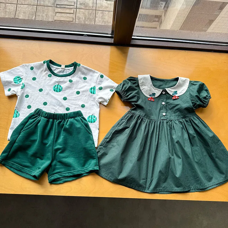 Estampado de sandía con lunares del vestido