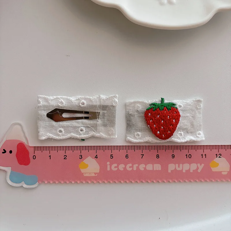 Pinzas laterales de pelo para niña con encaje y fresa roja - imagen 2