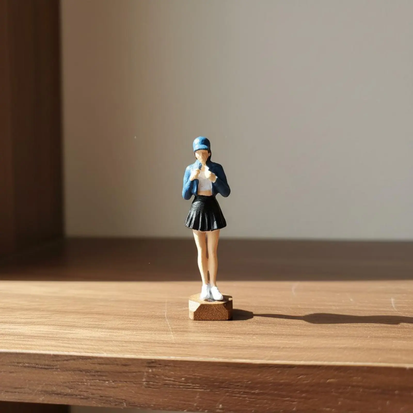 Figura decorativa infantil de resina pintada con acabado realista