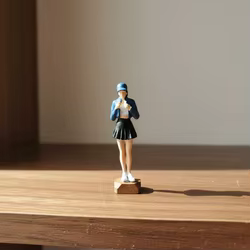 Figura decorativa infantil de resina pintada con acabado realista
