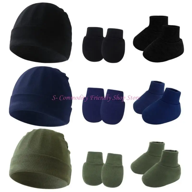 Bebé con conjunto de gorro, guantes y botines