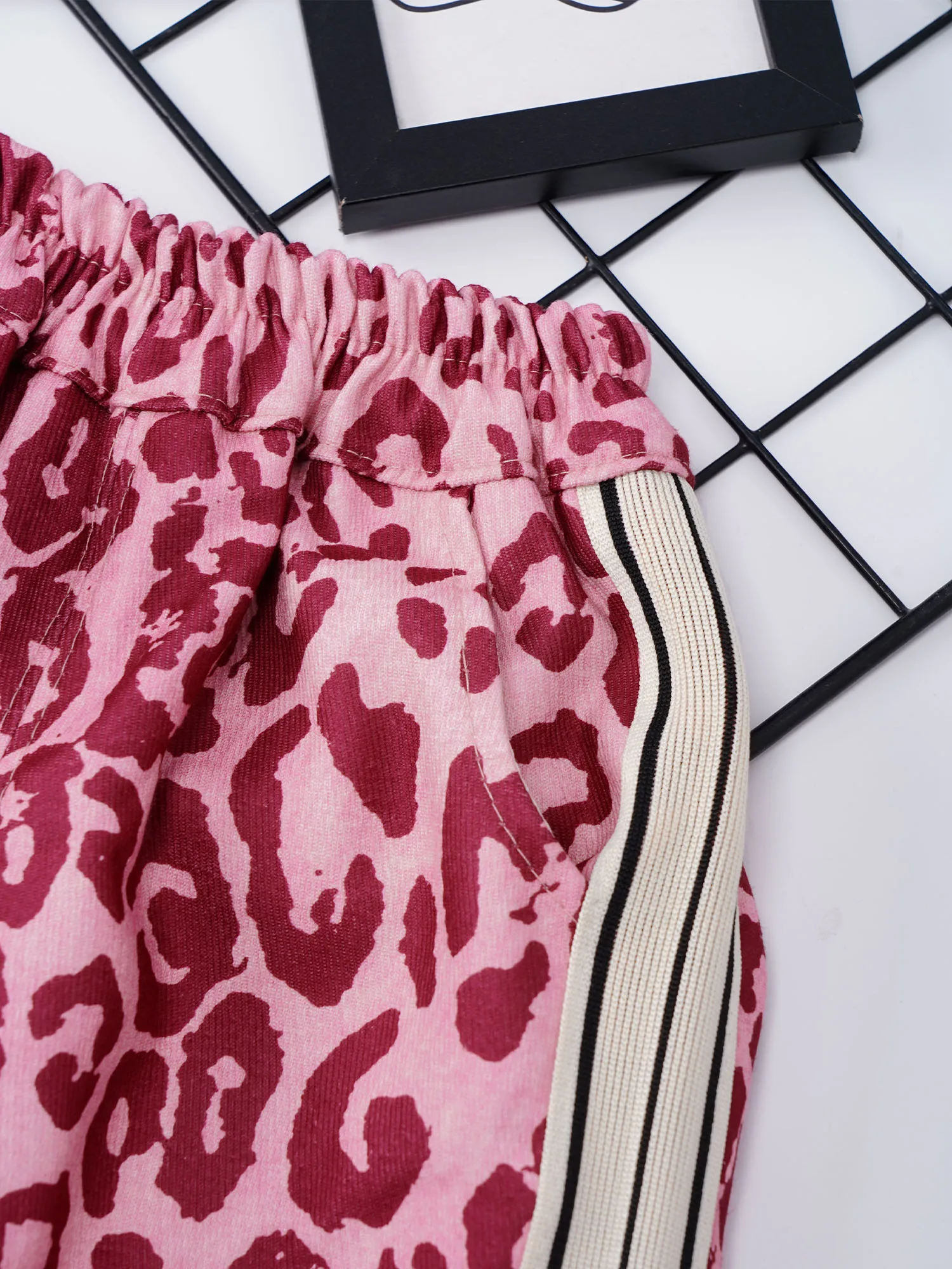 Conjunto chaqueta estampado leopardo para niña – Sudadera y pantalón - imagen 3