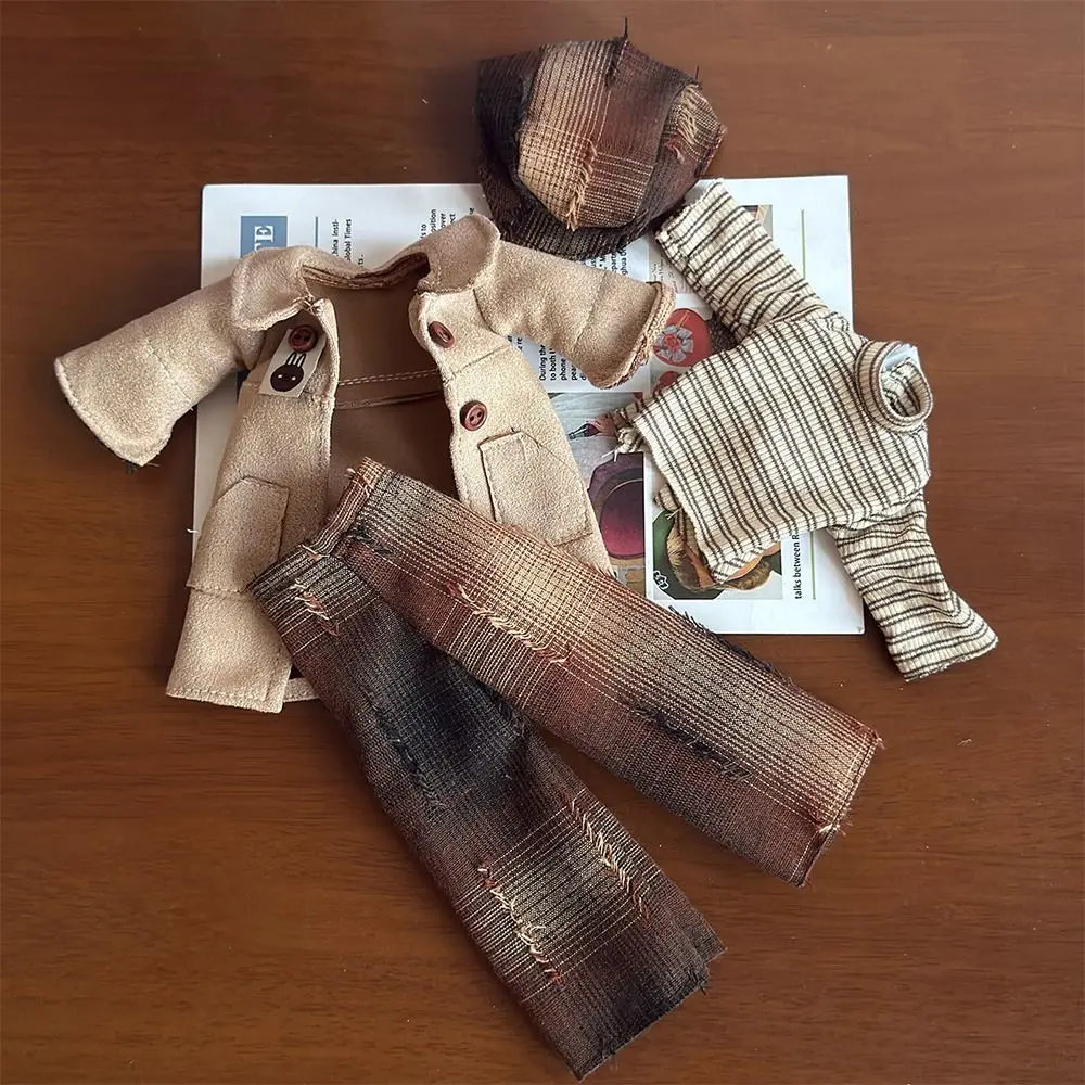 Detalle del tocado y encaje del traje