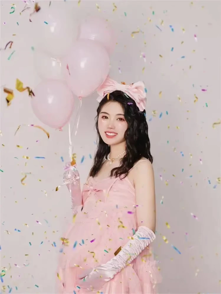 Vestido premamá rosa para sesión de fotos con guantes - imagen 4