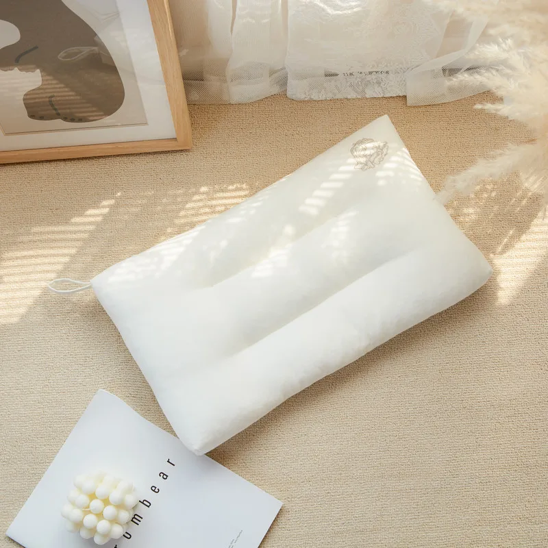 Almohada infantil de algodón orgánico con bordado floral