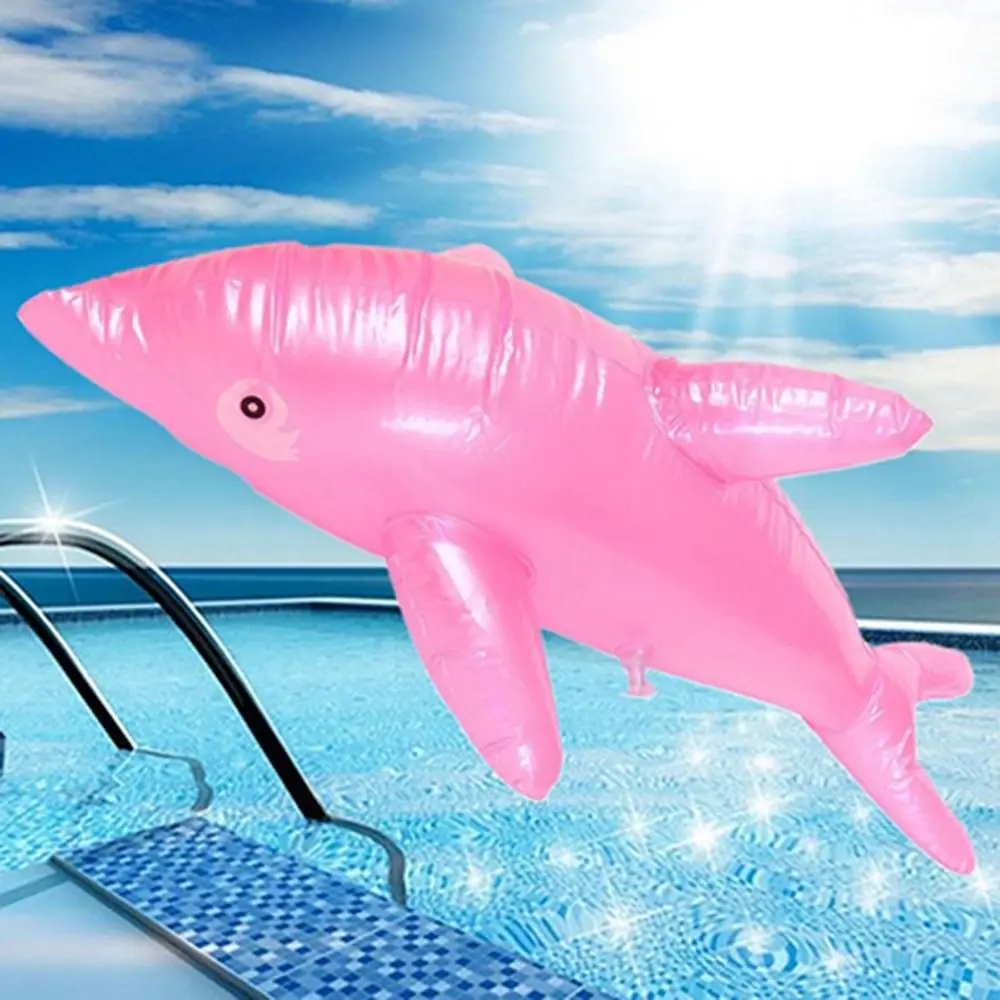Niño jugando con el delfín en la piscina