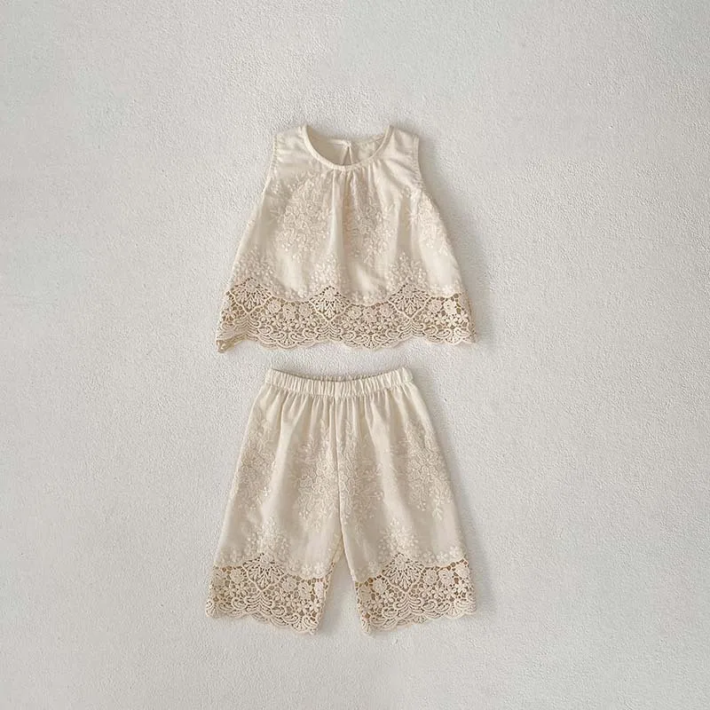 Conjunto de bebé verano: chaleco encaje y pantalón floral bordado - imagen 5