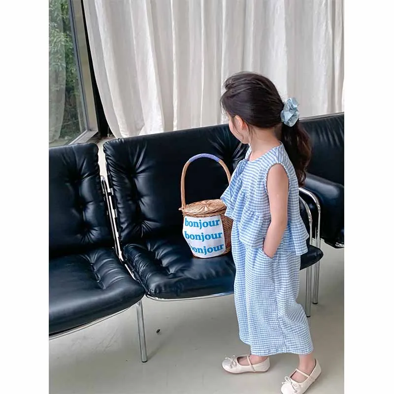 Conjunto de niña visto desde atrás