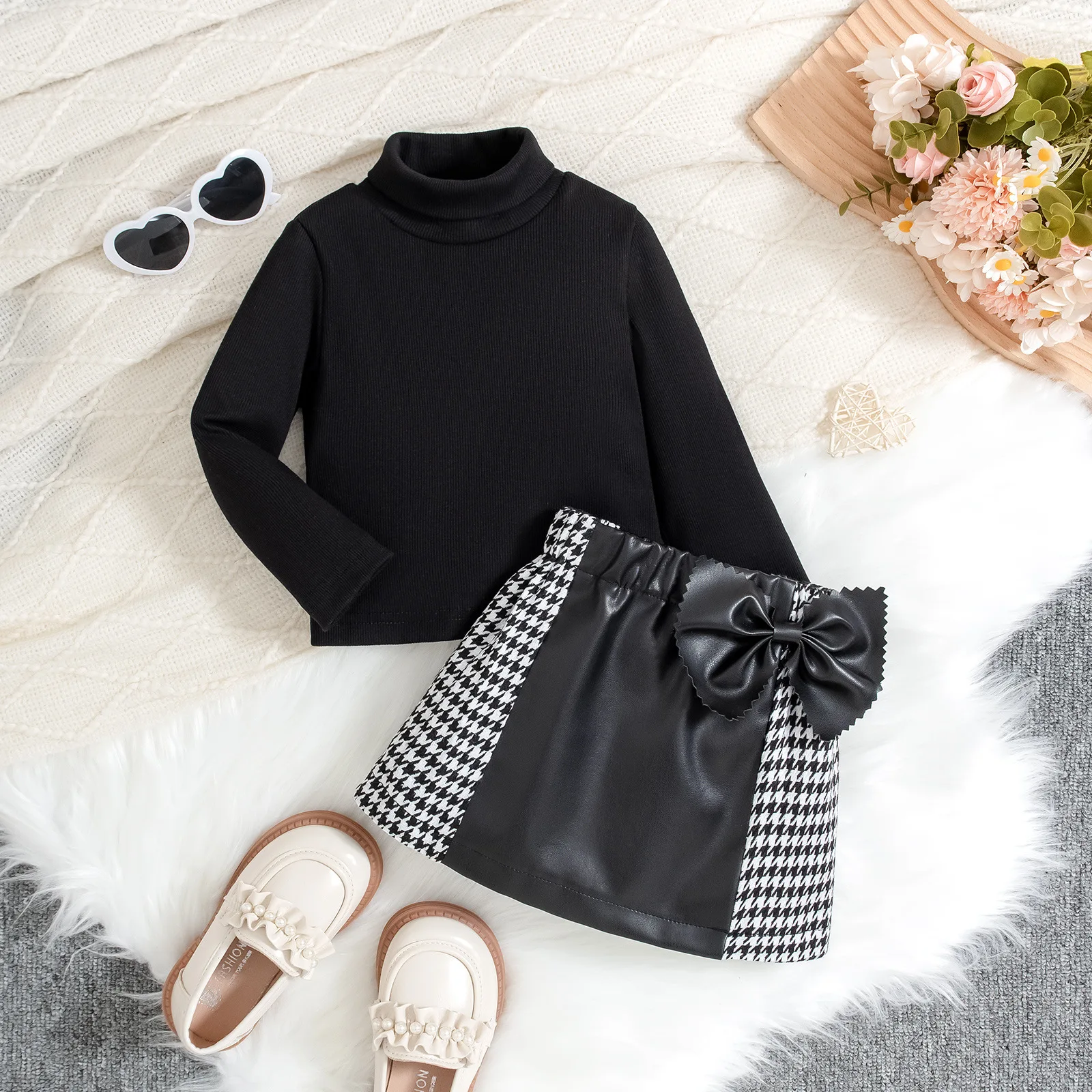 Look versátil con falda a cuadros para niña