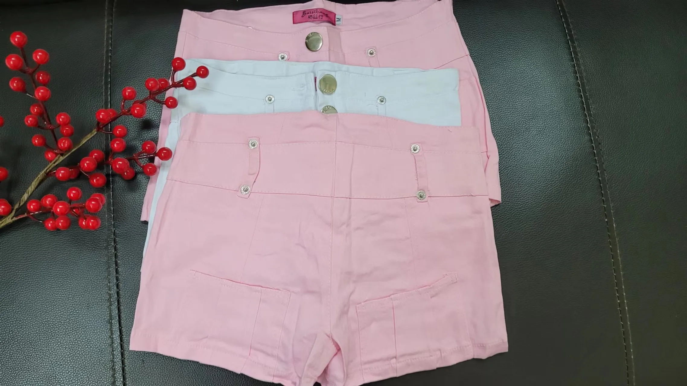 Niña usando los pantalones cortos en entorno playero