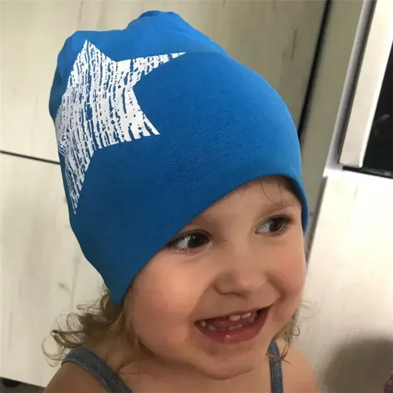 Bebé usando el gorro en parque
