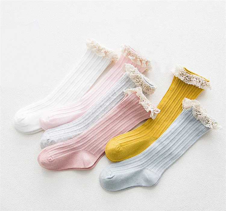 Calcetines princesa en color rosa con encaje decorativo para niñas