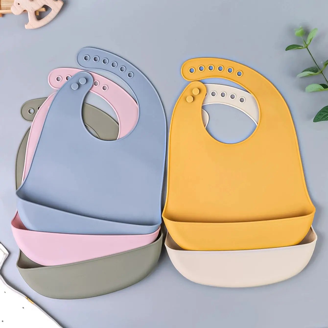 Babero de silicona ajustable para bebé impermeable y lavable - imagen 4