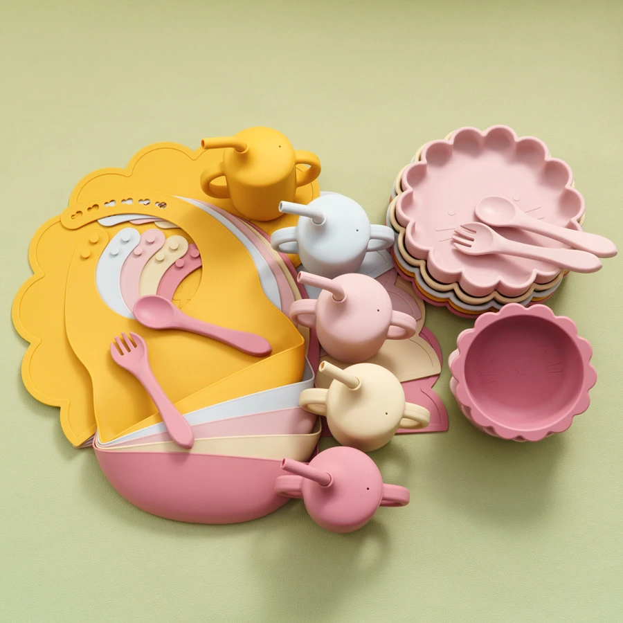 Set alimentación silicona bebé – Babero león, plato y cubiertos - imagen 2