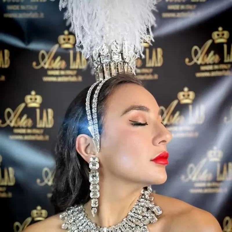 Diadema reina de carnaval con plumas blancas y cristal geométrico - imagen 4