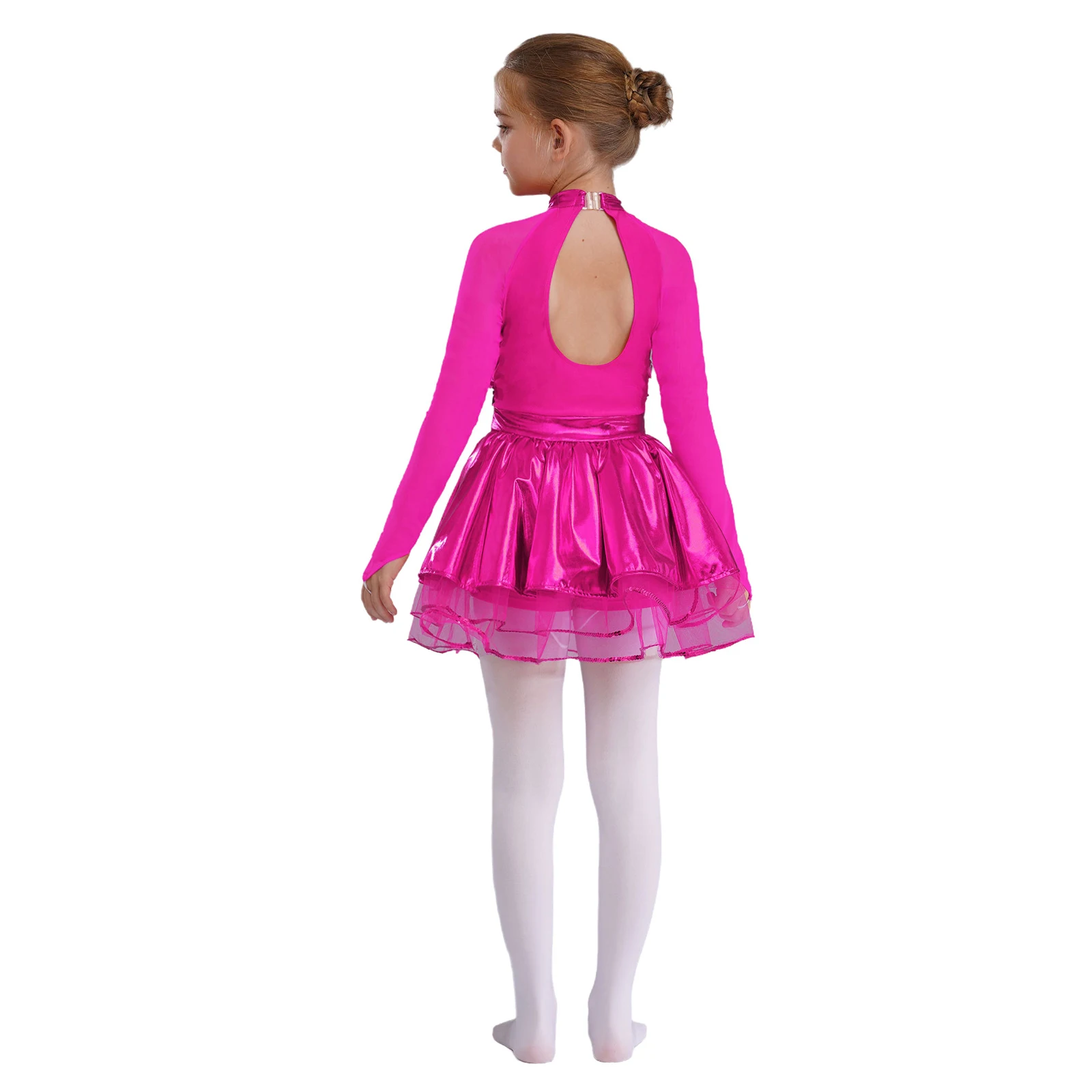 Niña usando el vestido en una clase de baile