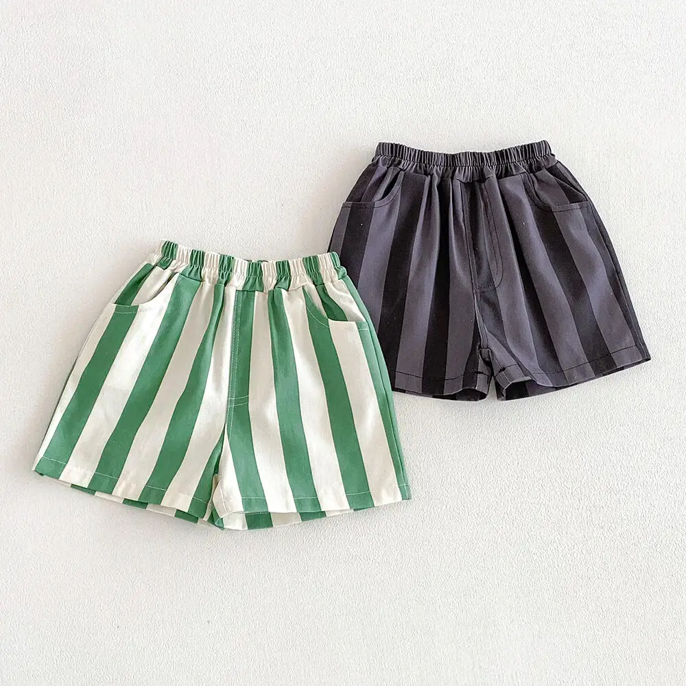 Pantalón corto con acabado cómodo y rayas