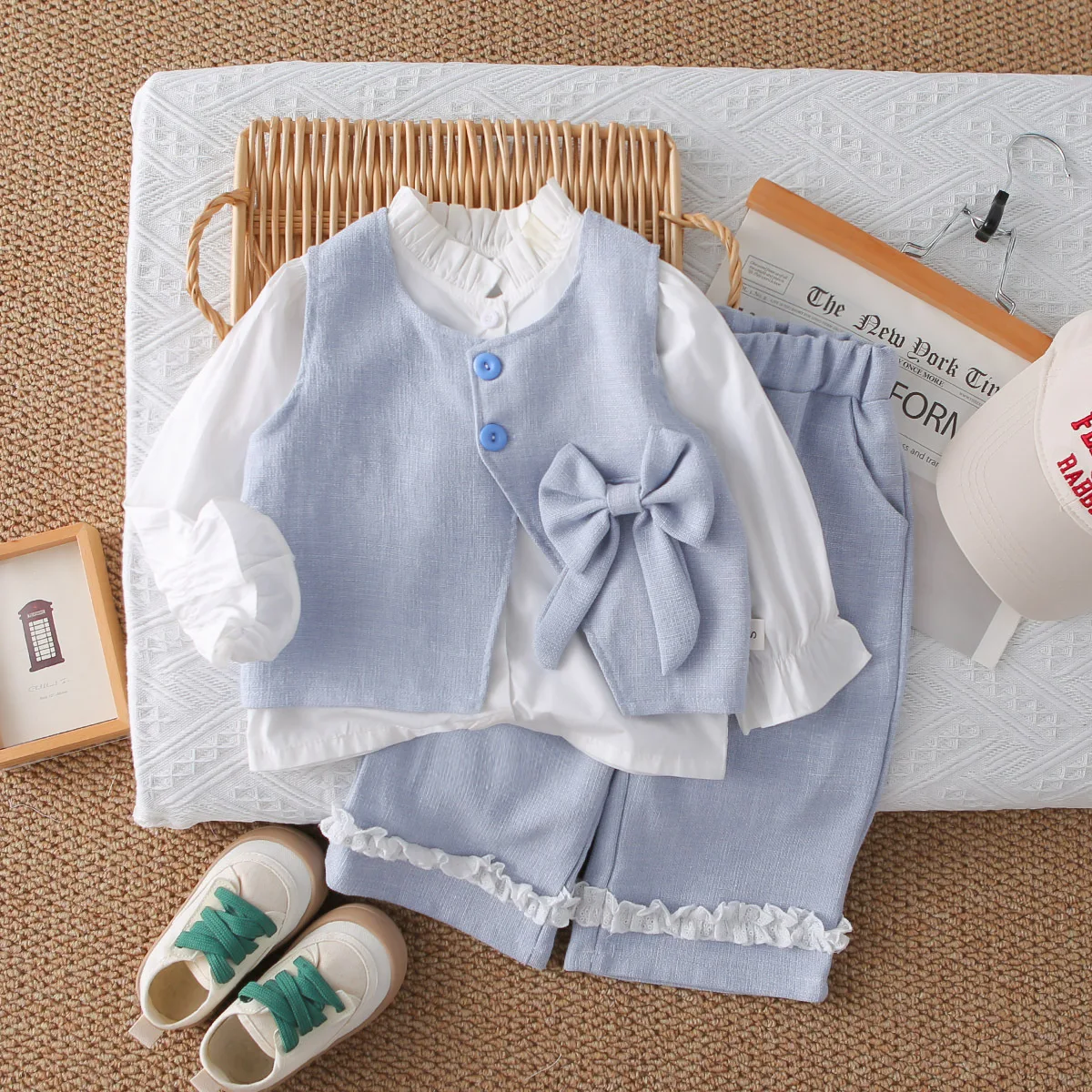 Chaleco y camisa rosa con detalles de encaje
