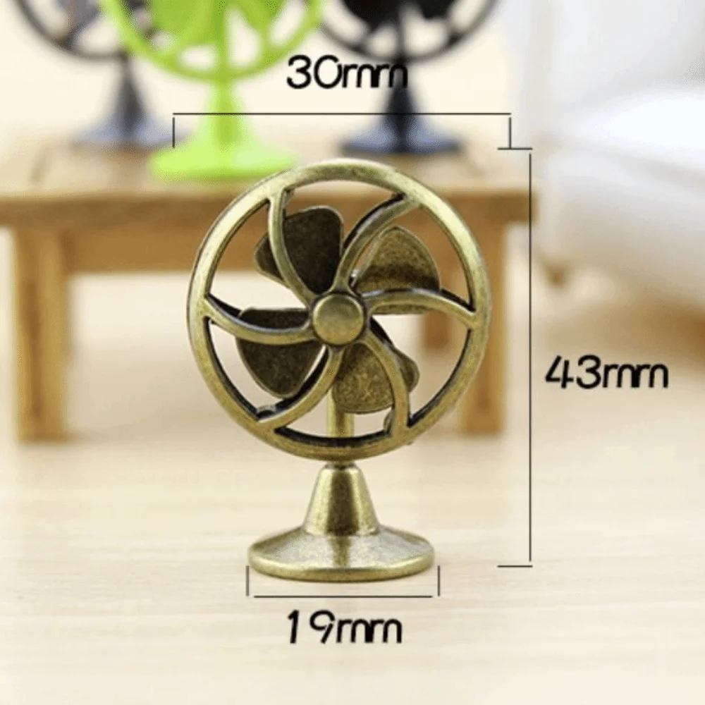 Ventilador de muñecas en tono negro sobre mesa de muñecas