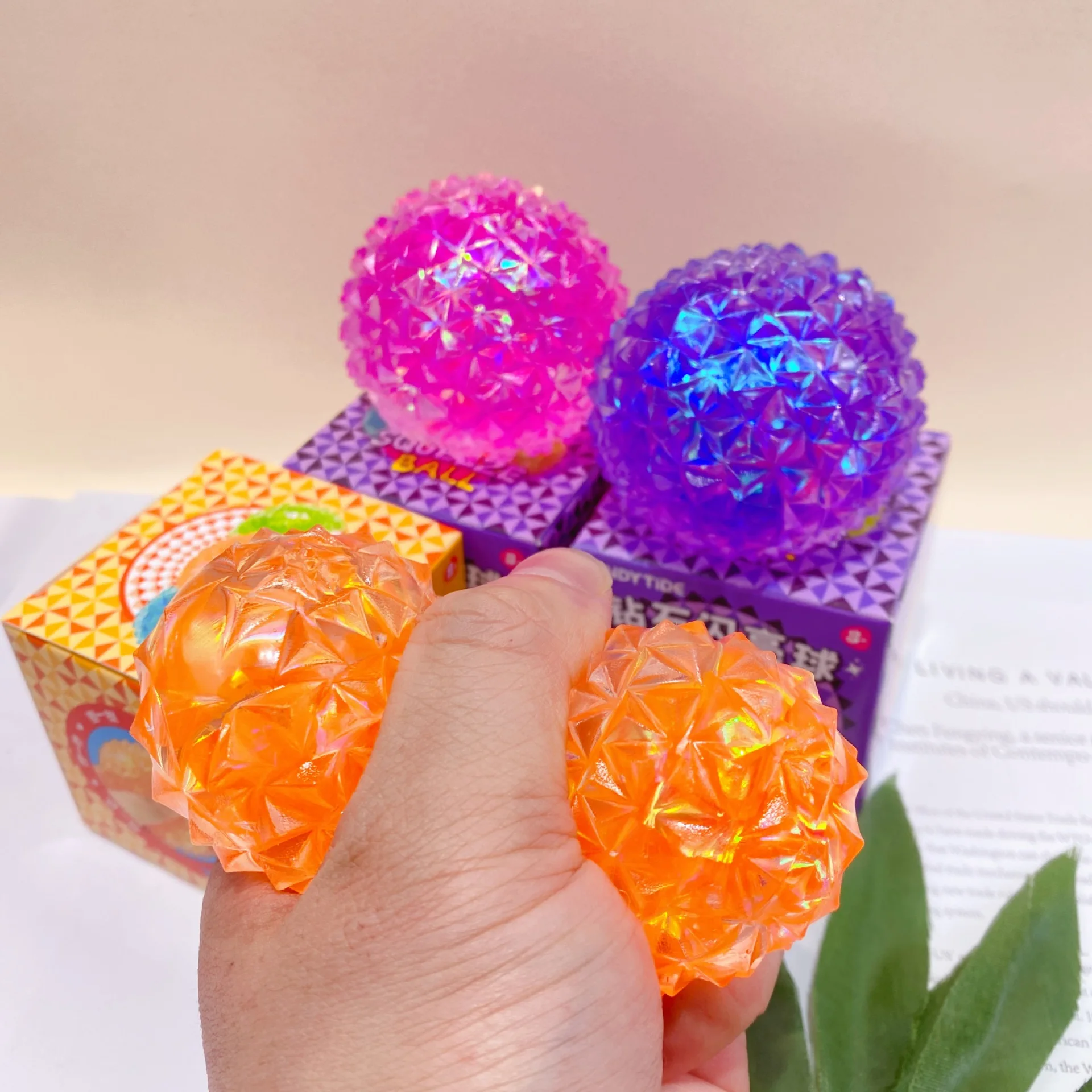 Bola antiestrés brillante en forma de diamante relajante para niños - imagen 5