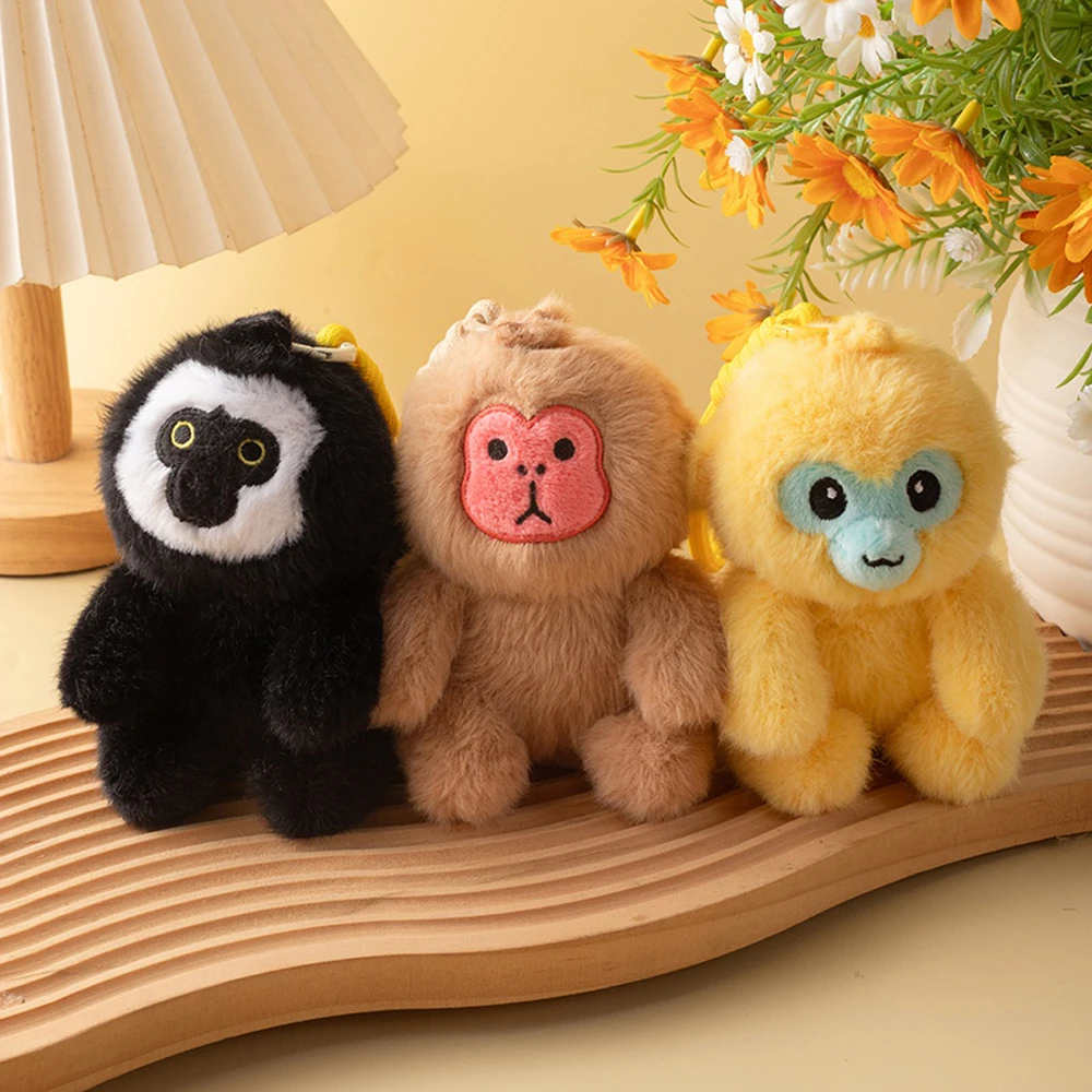 Llavero de peluche Saki mono dorado para mochila y carrito - imagen 2