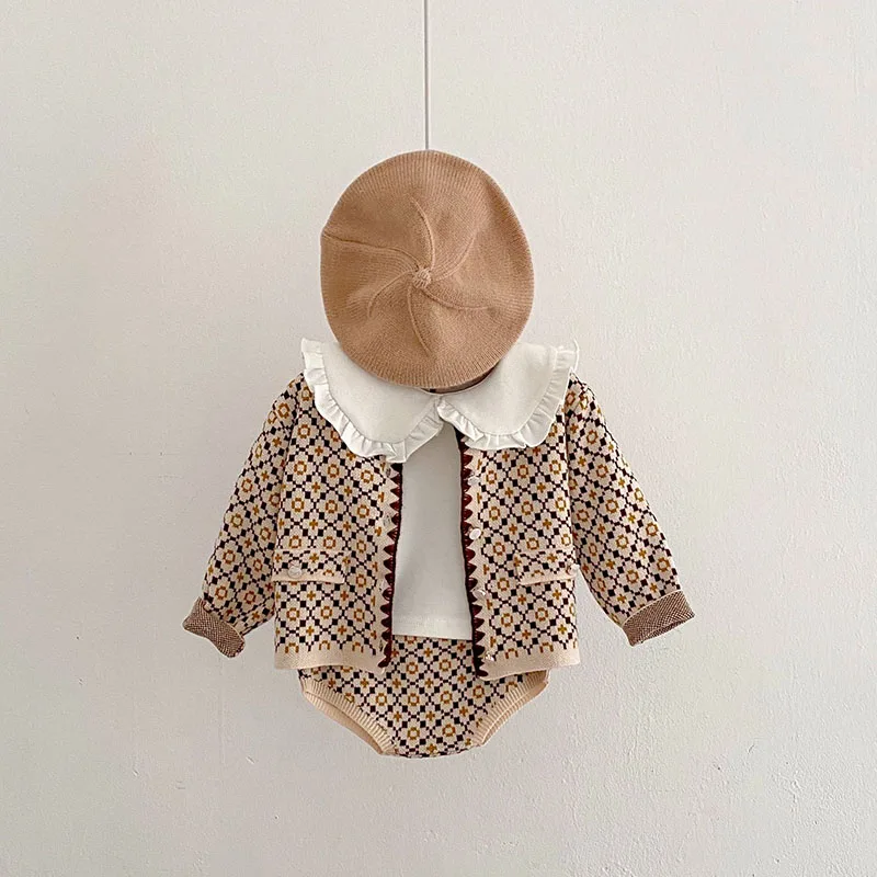 Bebé con cárdigan y blommer combinados