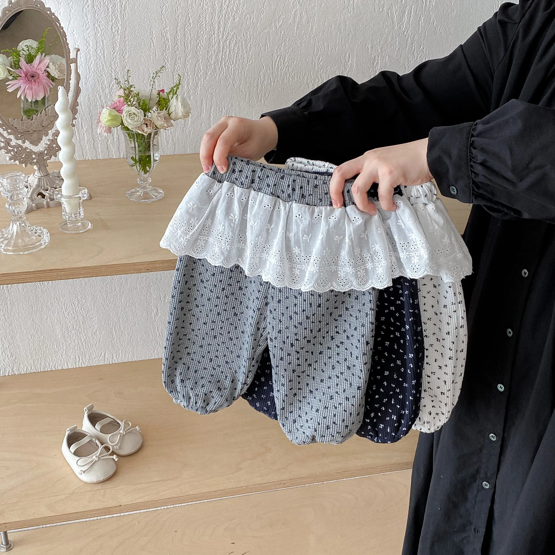 Pantalones de niña en gofre con estampado floral y encaje de otoño