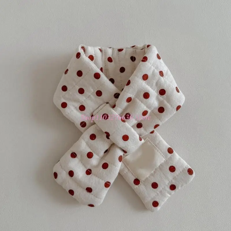 Detalle del diseño cruzado de la bufanda