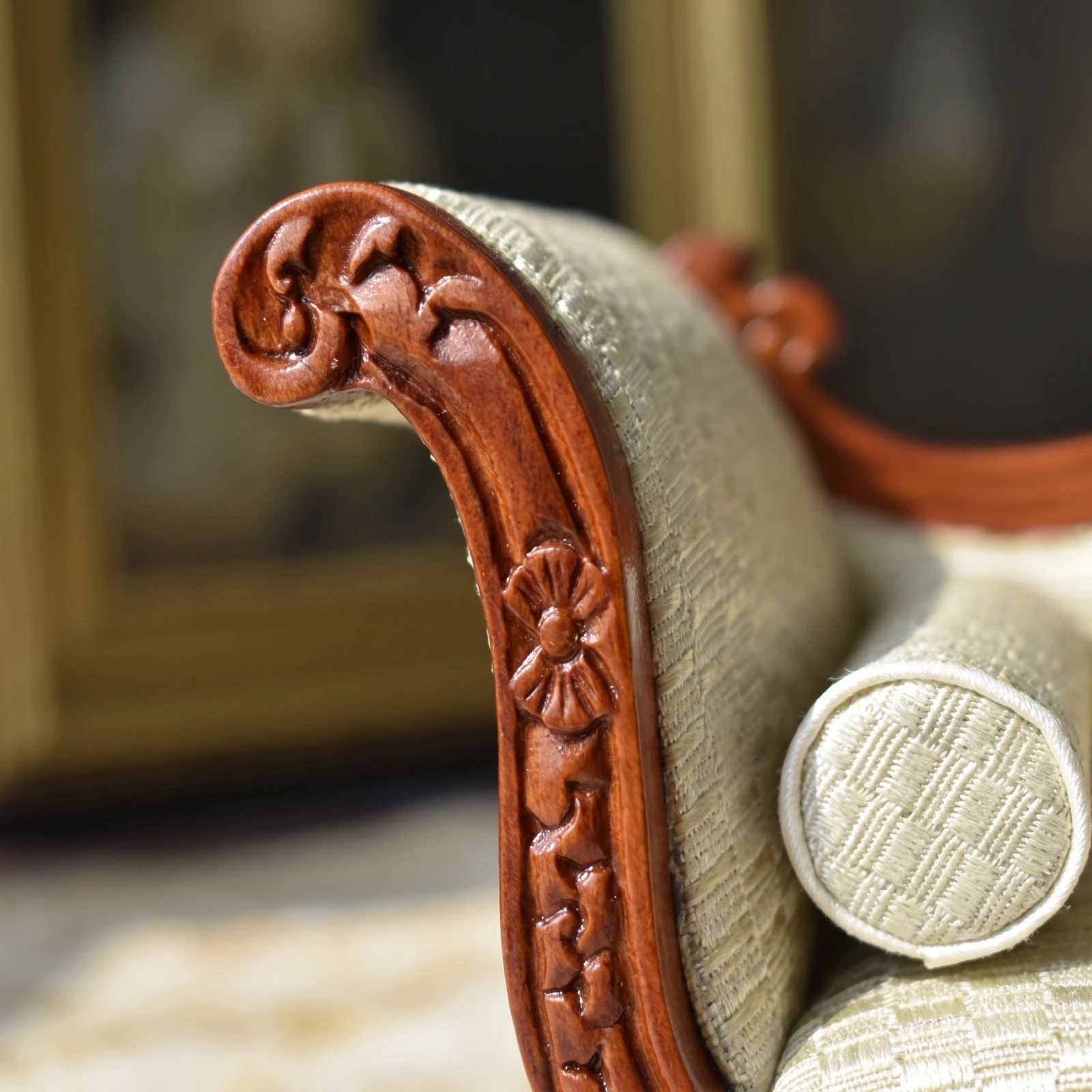 Sofá chaise longue miniatura estilo vintage con almohada detallada - imagen 4