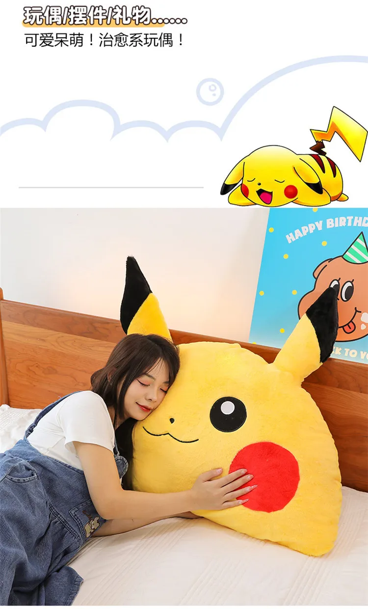 Pikachu gigante usado como decoración y almohada