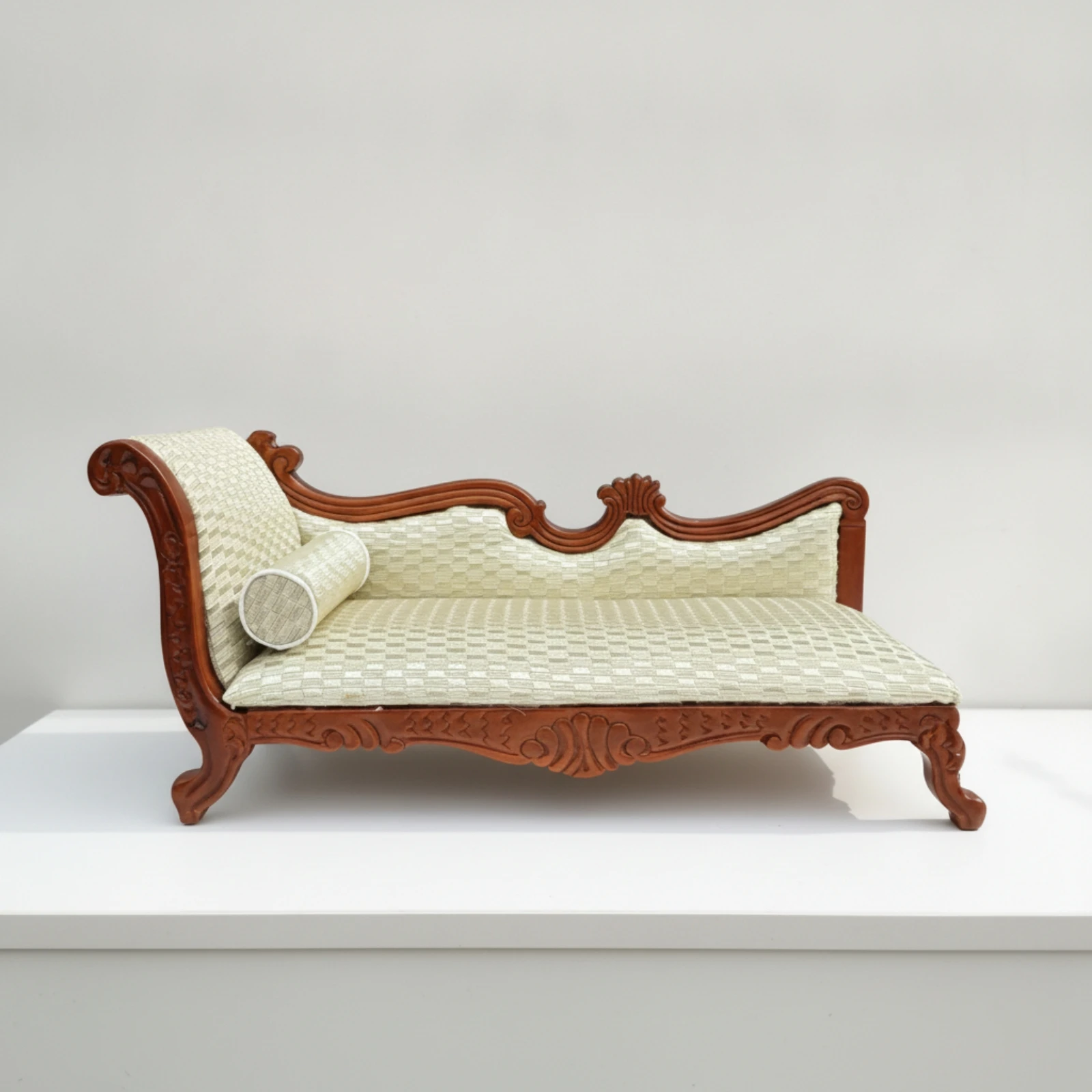 Sofá chaise longue miniatura estilo vintage con almohada detallada - imagen 3