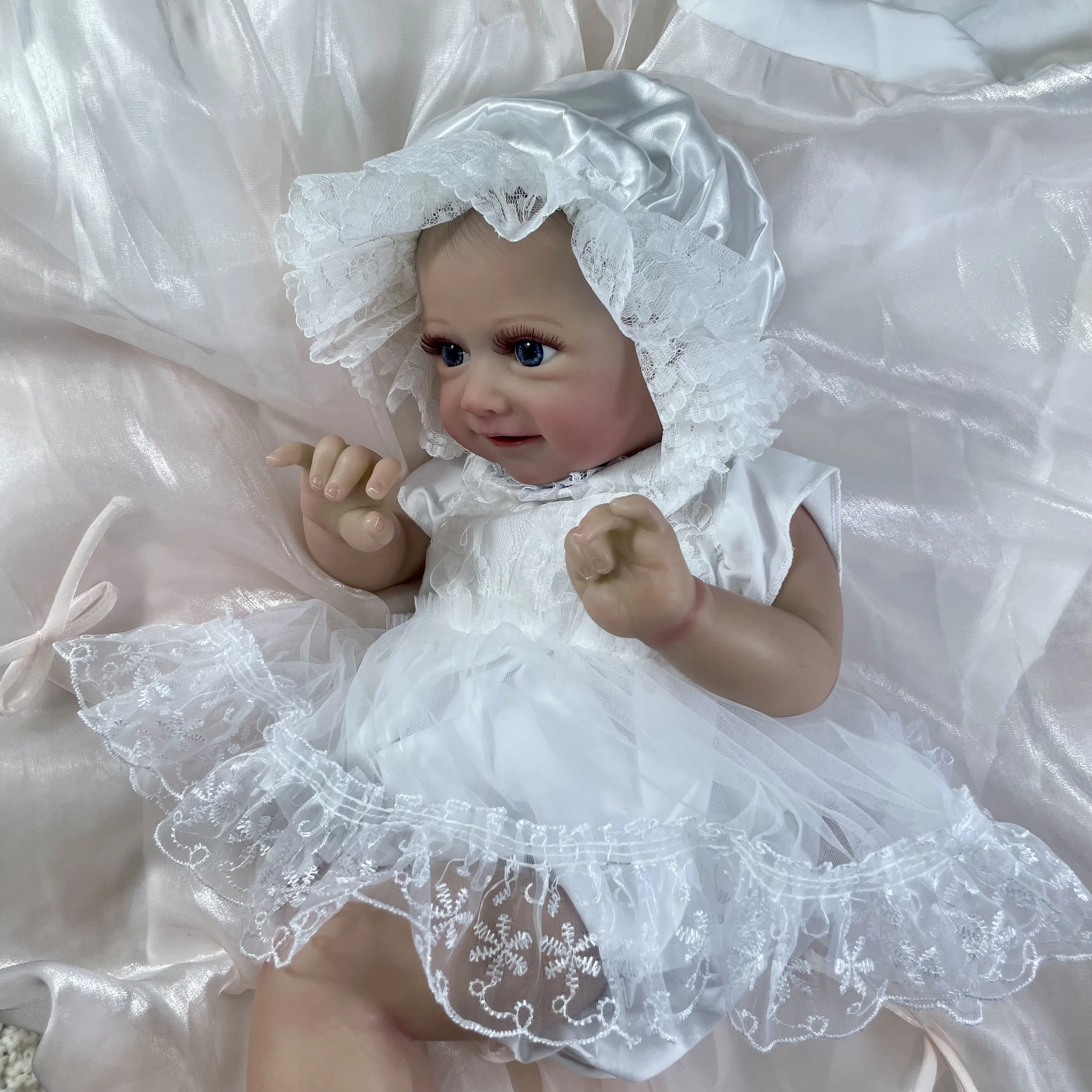 Muñeca reborn Petya con cuerpo de silicona y piel pintada