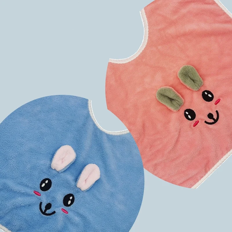Babero infantil con diseño de conejo
