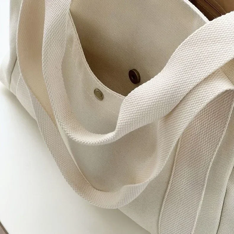 Bolso de lona usado en entorno de oficina
