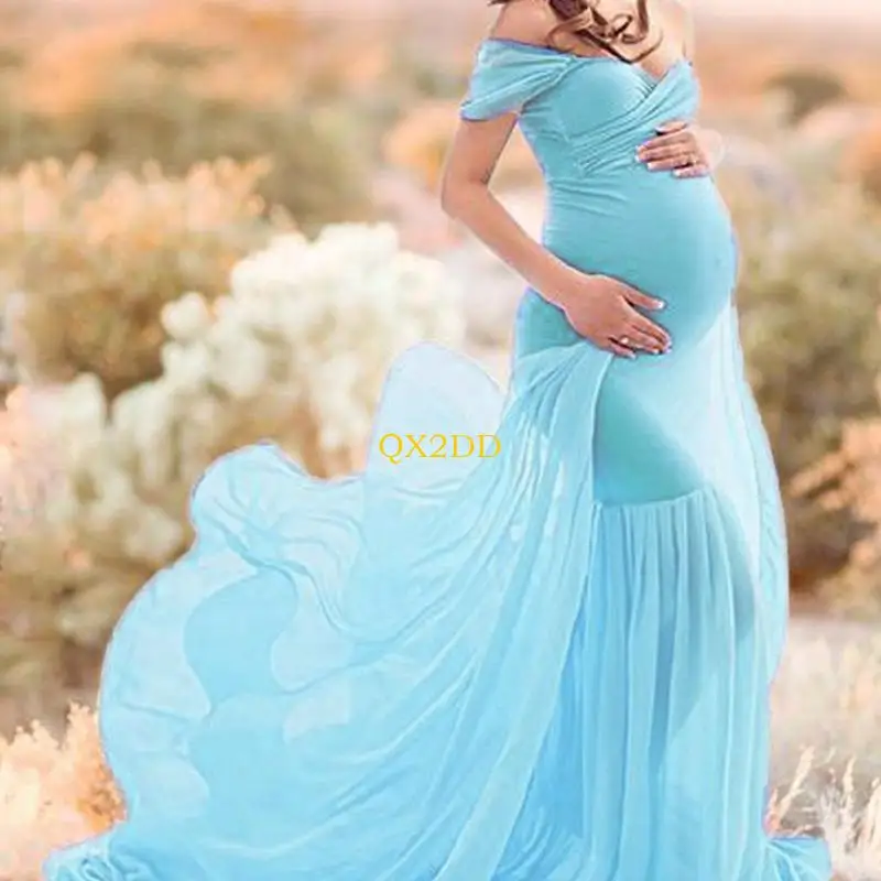 Detalle del ajuste y caída del vestido de embarazo